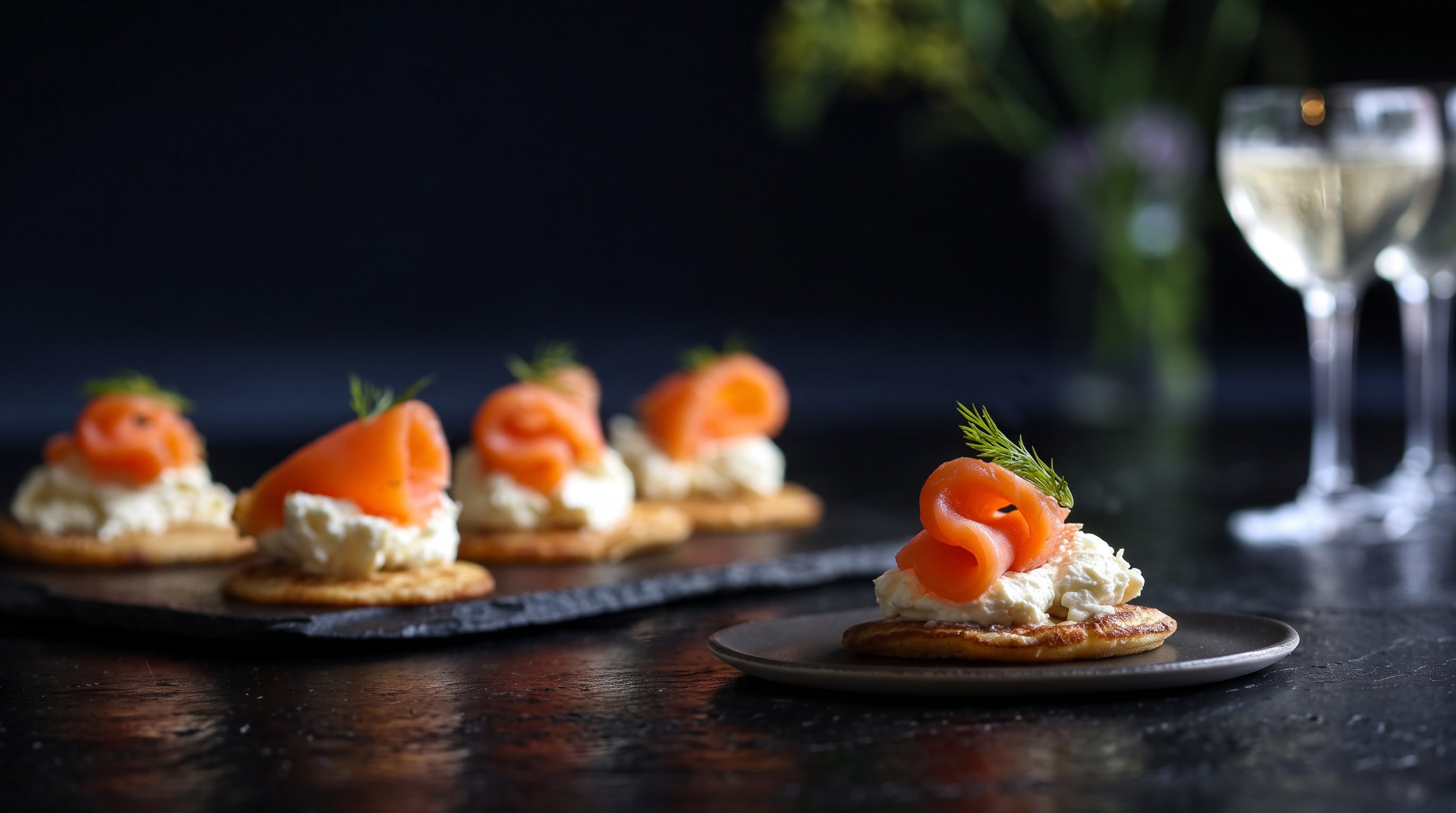 Reyktur lax á blinis